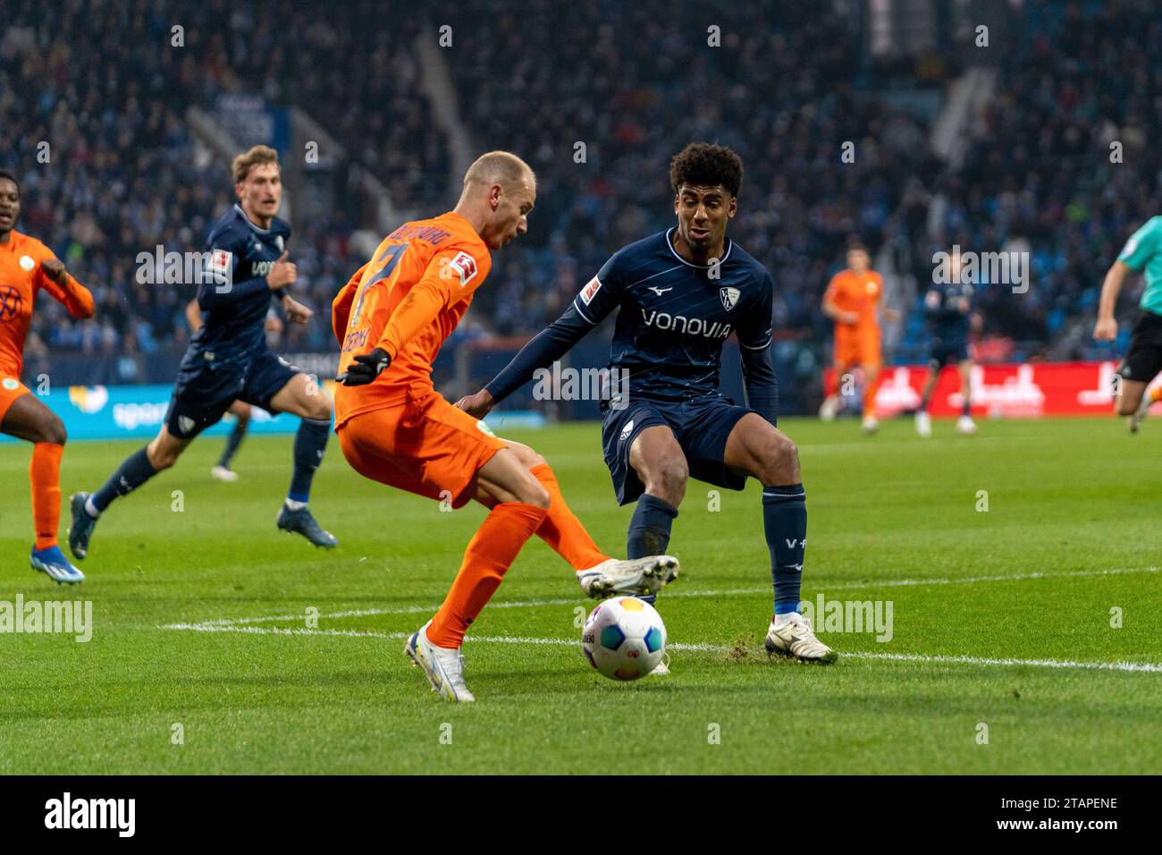 Bochum, Deutschland. 14 gennaio 2023. Vaclav Cerny (VfL Wolfsburg, n. 07), Bernado (VfL Bochum, n. 05) GER, VfL Bochum vs. VfL Wolfsburg, Fußball, 1. Bundesliga, 13. Spieltag, Spielzeit 2023/2024, 02.12.2023 REGOLAMENTI DFL VIETANO QUALSIASI USO DI FOTOGRAFIE COME SEQUENZE DI IMMAGINI E/O QUASI-VIDEO foto: Eibner-Pressefoto/Fabio Deinert credito: dpa/Alamy Live News Foto Stock