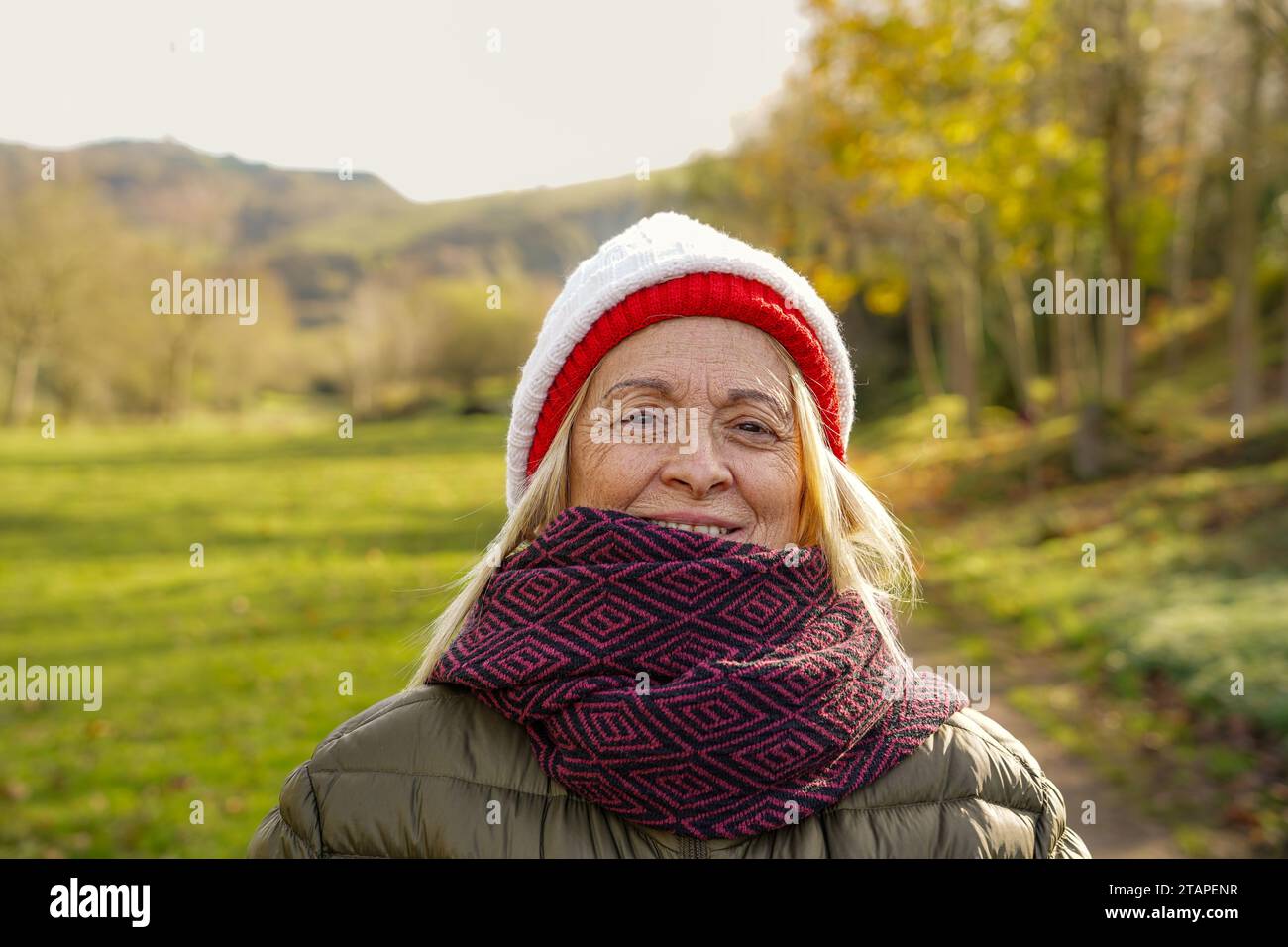 ritratto di donna matura con berretto invernale e sciarpa che si disintossicano dal digitale Foto Stock