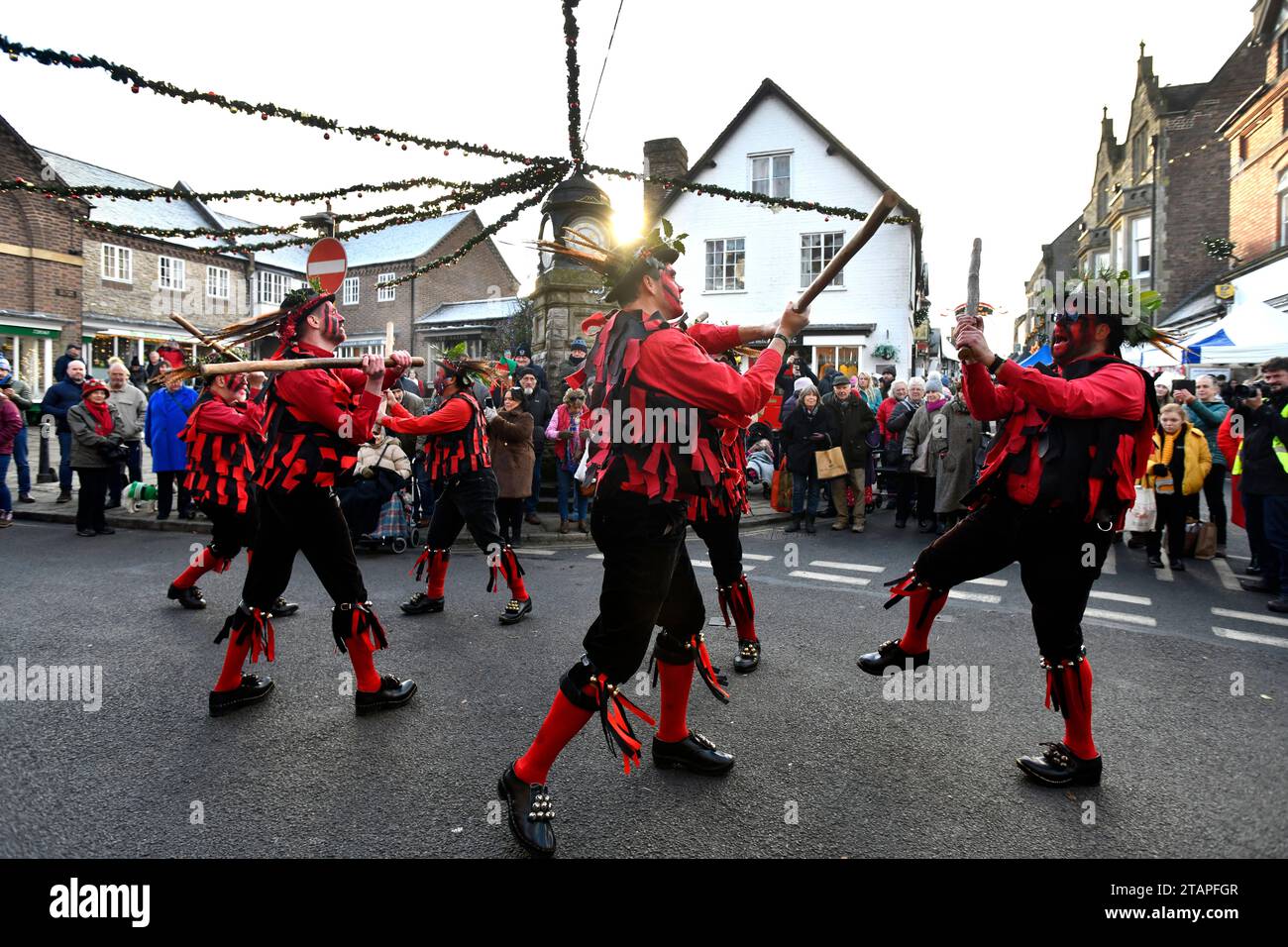 Much Wenlock, Shropshire, Regno Unito. 2 dicembre 2023. Balli festivi al Christmas Fayre. I ballerini Ironmen Severn Gilders Morris si esibiscono nello storico villaggio di Much Wenlock. Crediti: Dave Bagnall / Alamy Live News. Foto Stock