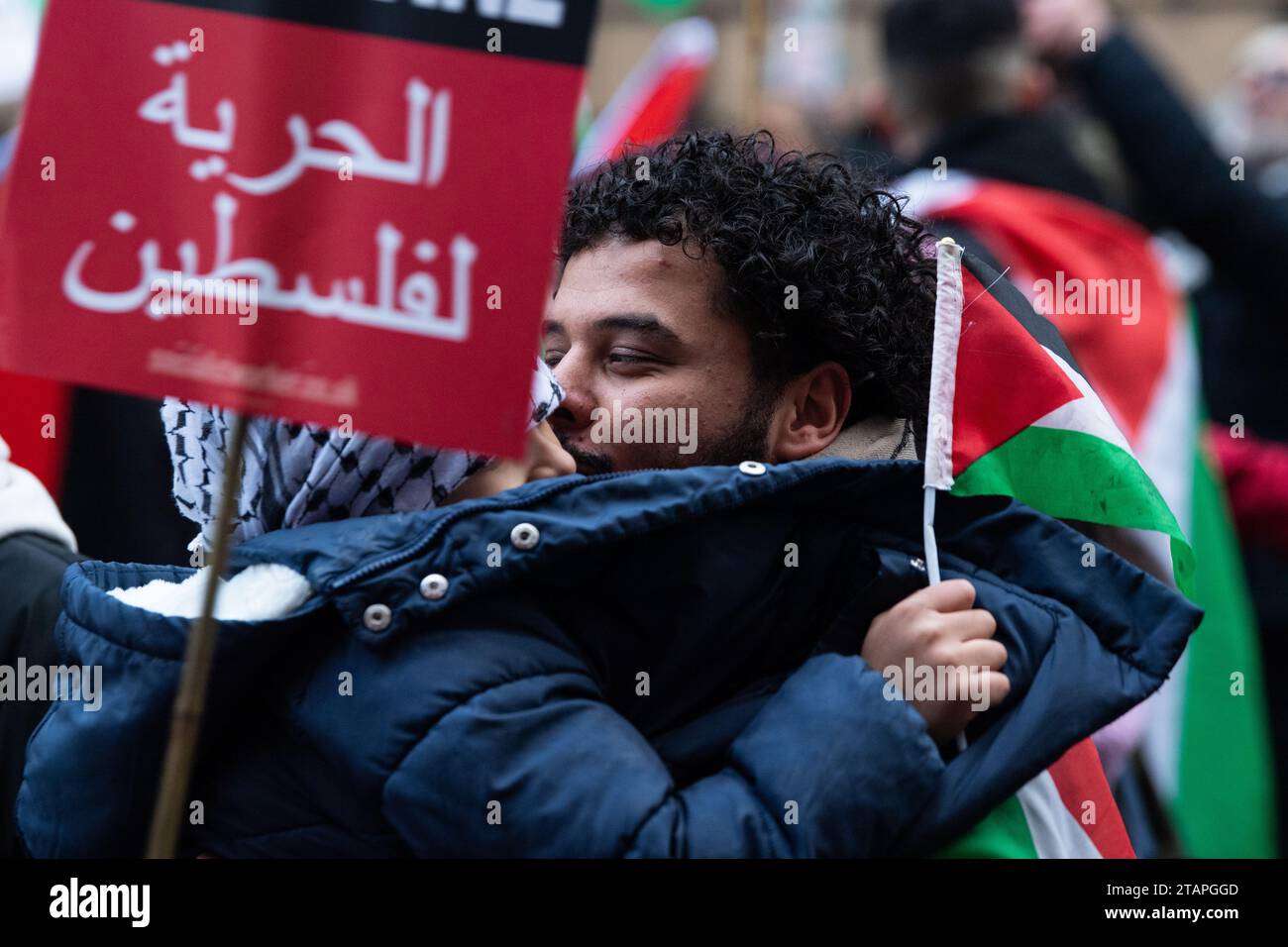 I partecipanti alla manifestazione nazionale per chiedere un cessate il fuoco a Gaza, tenutasi a Edimburgo il 2 dicembre 2023 © Chantal Guevara, tutti i diritti riservati. Crediti: Chantal Guevara/Alamy Live News Foto Stock