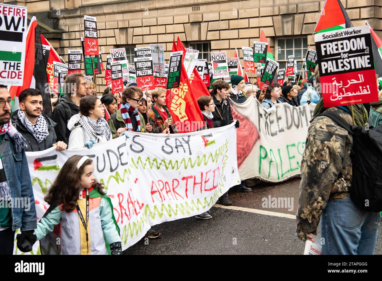 I partecipanti alla manifestazione nazionale per chiedere un cessate il fuoco a Gaza, tenutasi a Edimburgo il 2 dicembre 2023 © Chantal Guevara, tutti i diritti riservati. Crediti: Chantal Guevara/Alamy Live News Foto Stock