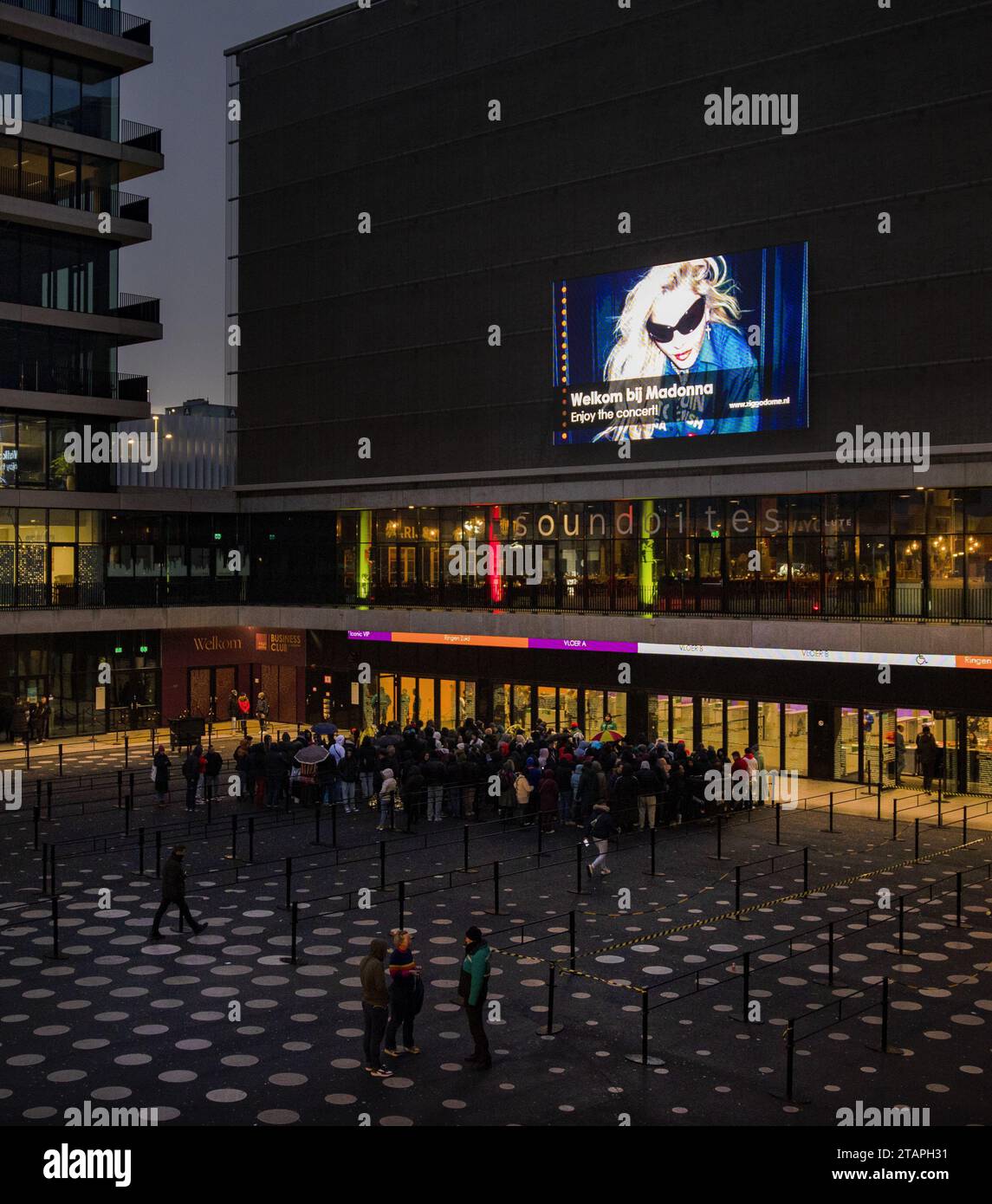 AMSTERDAM - i fan aspettano in fila il secondo giorno allo Ziggo Dome per il concerto di Madonna. L'organizzatore del concerto MOJO avverte nuovamente i visitatori di prendere in considerazione un orario di fine tardivo per lo spettacolo. Il Celebration Tour, con il quale la star del mondo sta viaggiando attraverso l'Europa, è iniziato a Londra in ottobre. Durante lo spettacolo, Madonna eseguirà la musica dei quattro decenni in cui è stata attiva come cantante. ANP RAMON VAN FLYMEN netherlands Out - belgium Out Credit: ANP/Alamy Live News Foto Stock