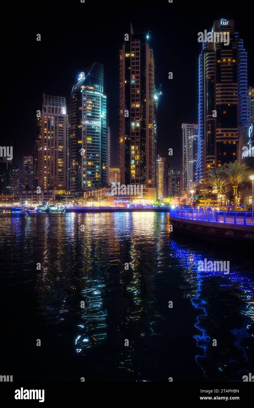 Dubai, Emirati Arabi Uniti - 12 marzo 2023: Vista dei grattacieli di Dubai mentre cammini a Dubai Marina durante una notte. Foto Stock