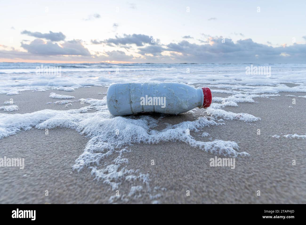 rifiuti di plastica sulla spiaggia sabbiosa Foto Stock