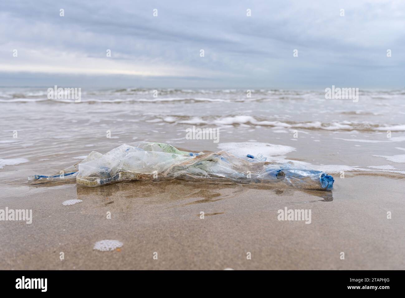 rifiuti di plastica sulla spiaggia sabbiosa Foto Stock