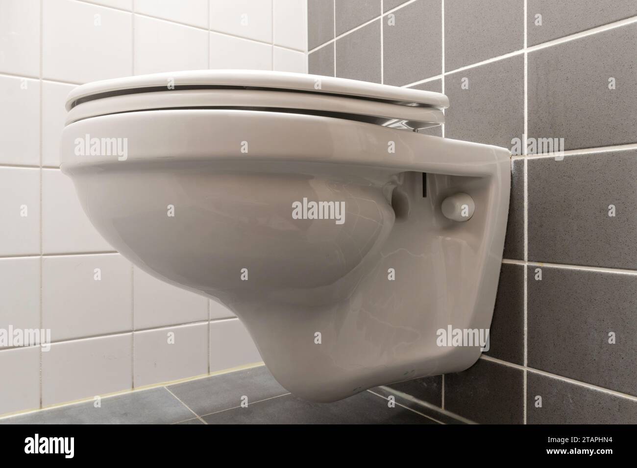 wc a parete in bagno Foto Stock