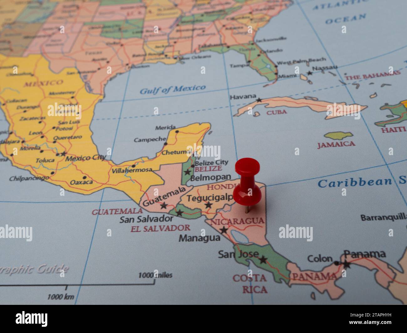 Un primo piano di una mappa del mondo con una spilla che indica la posizione del Nicaragua Foto Stock