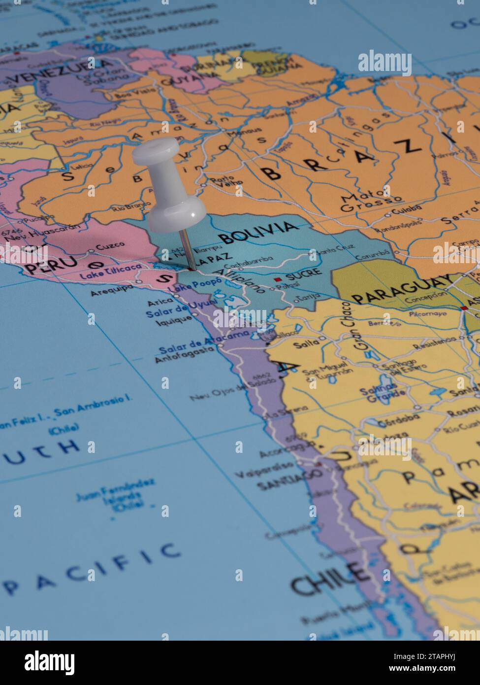 Immagine ravvicinata di una spilla che indica la Bolivia, Lapaz su una mappa del mondo Foto Stock