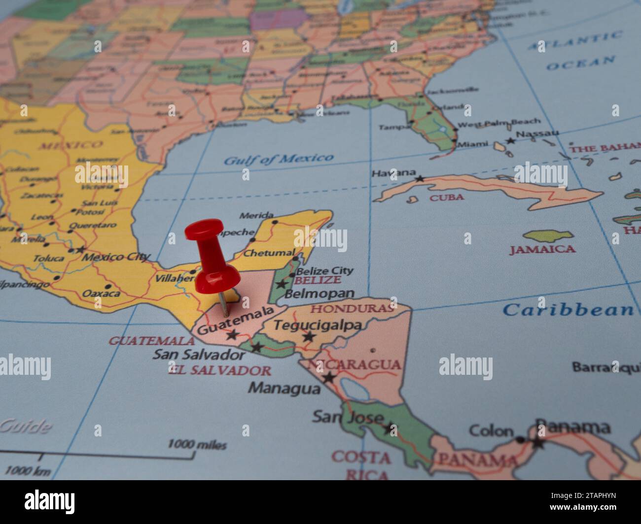 Un primo piano di una mappa del mondo con una spilla che indica la posizione del Guatemala Foto Stock