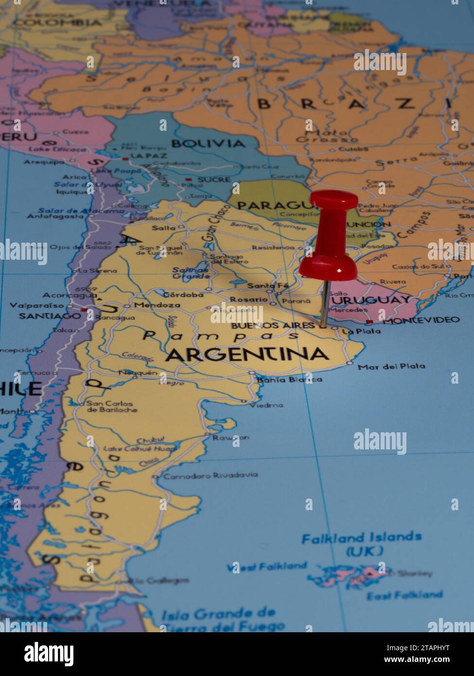 Un primo piano di una mappa del mondo con una spilla che indica la posizione dell'Argentina, Buenos Aires Foto Stock