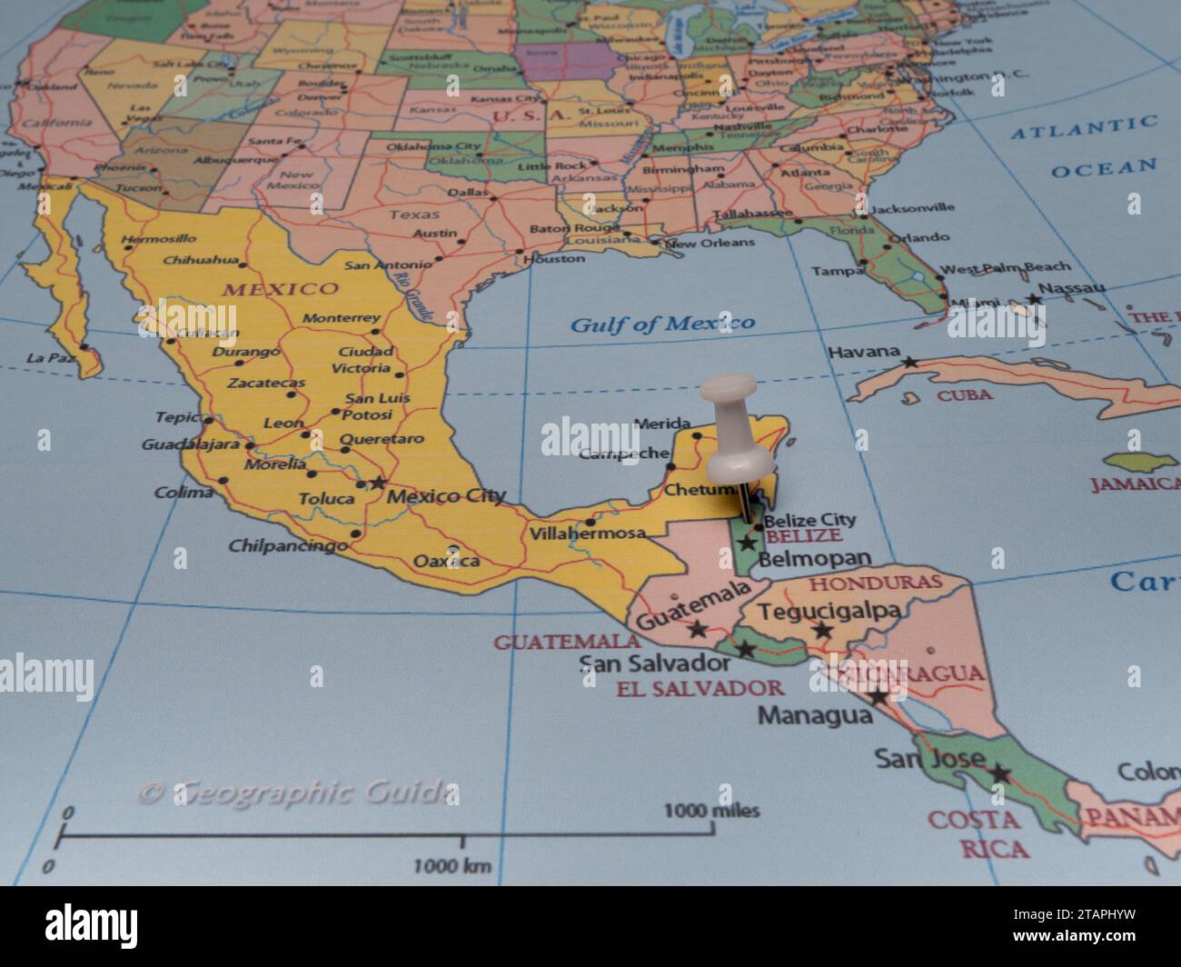 Un primo piano di una mappa del mondo con una spilla che indica la posizione del Belize Foto Stock