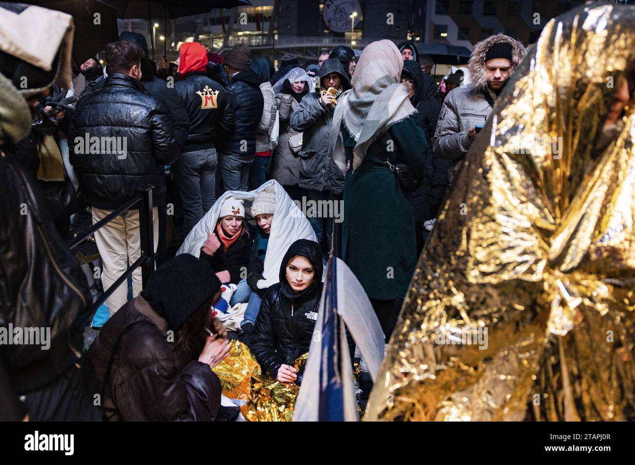 AMSTERDAM - i fan aspettano in fila il secondo giorno allo Ziggo Dome per il concerto di Madonna. L'organizzatore del concerto MOJO avverte nuovamente i visitatori di prendere in considerazione un orario di fine tardivo per lo spettacolo. Il Celebration Tour, con il quale la star del mondo sta viaggiando attraverso l'Europa, è iniziato a Londra in ottobre. Durante lo spettacolo, Madonna eseguirà la musica dei quattro decenni in cui è stata attiva come cantante. ANP RAMON VAN FLYMEN netherlands Out - belgium Out Credit: ANP/Alamy Live News Foto Stock