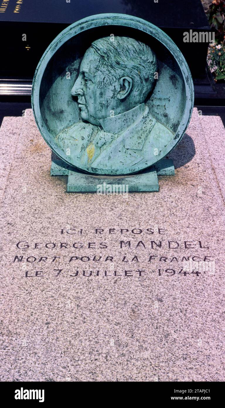 GEORGES MANDEL GRAVE - PASSY CEMETRY PARIGI - ASSASSINATO NEL LUGLIO 7,1944 DALLA MILIZIA DI VICHY NELLA FORESTA DI FONTAINEBLEAU - STORIA FRANCESE - STORIA DI PARIGI - PELLICOLA A COLORI © FOTOGRAFIA : F.BEAUMONT Foto Stock