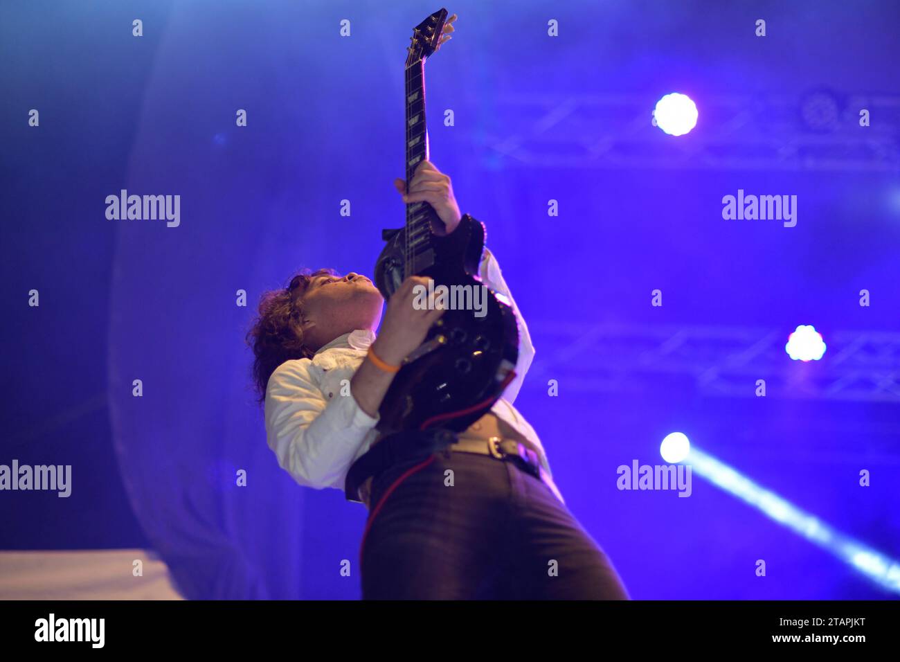 Pasto, Colombia. 26 novembre 2023. Alejando Lozano, chitarra solista della band Superlitio dà il suo spettacolo al Galeras Rock Fest di pasto, Narino, Colombia, il 26 novembre 2023. Foto di: Camilo Erasso/Long Visual Press Credit: Long Visual Press/Alamy Live News Foto Stock