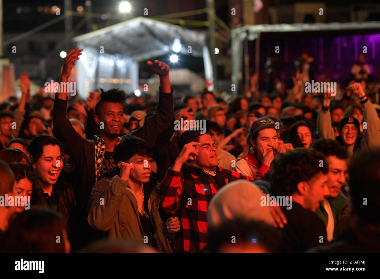 Pasto, Colombia. 26 novembre 2023. I frequentatori del festival si divertono con diverse band durante il Galeras Rock Fest, 2023 a pasto, Narino, Colombia, novembre 26, 2023. foto di: Camilo Erasso/Long Visual Press Credit: Long Visual Press/Alamy Live News Foto Stock