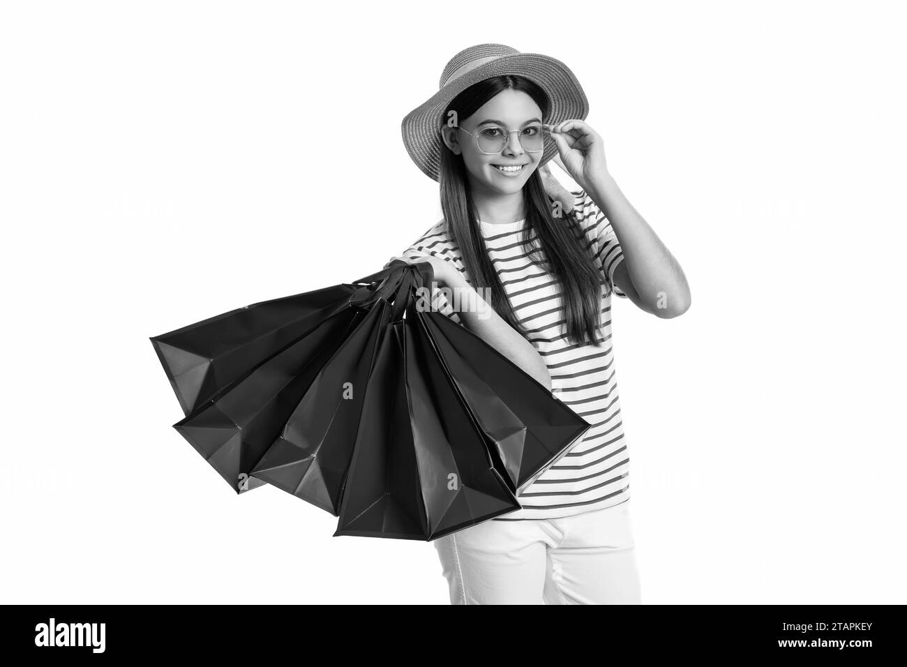 ragazza teen indossare occhiali da sole a vendita shopping isolato su bianco. ragazza teen alla vendita di shopping sullo sfondo. ragazza teen alla vendita di shopping in studio. foto di Foto Stock