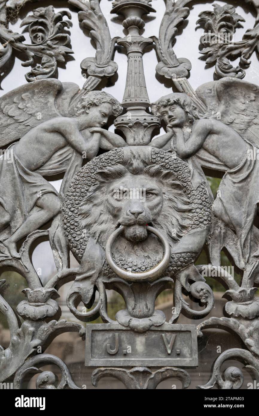 Argentina, Buenos Aires, Cimitero di Recoleta. Dettaglio del cancello commemorativo in metallo decorato. Foto Stock