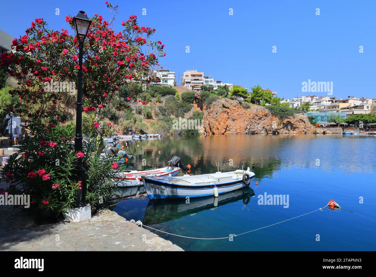Piccole barche ormeggiate al lago Voulismeni a San Nicola, Creta, Europa. Foto Stock