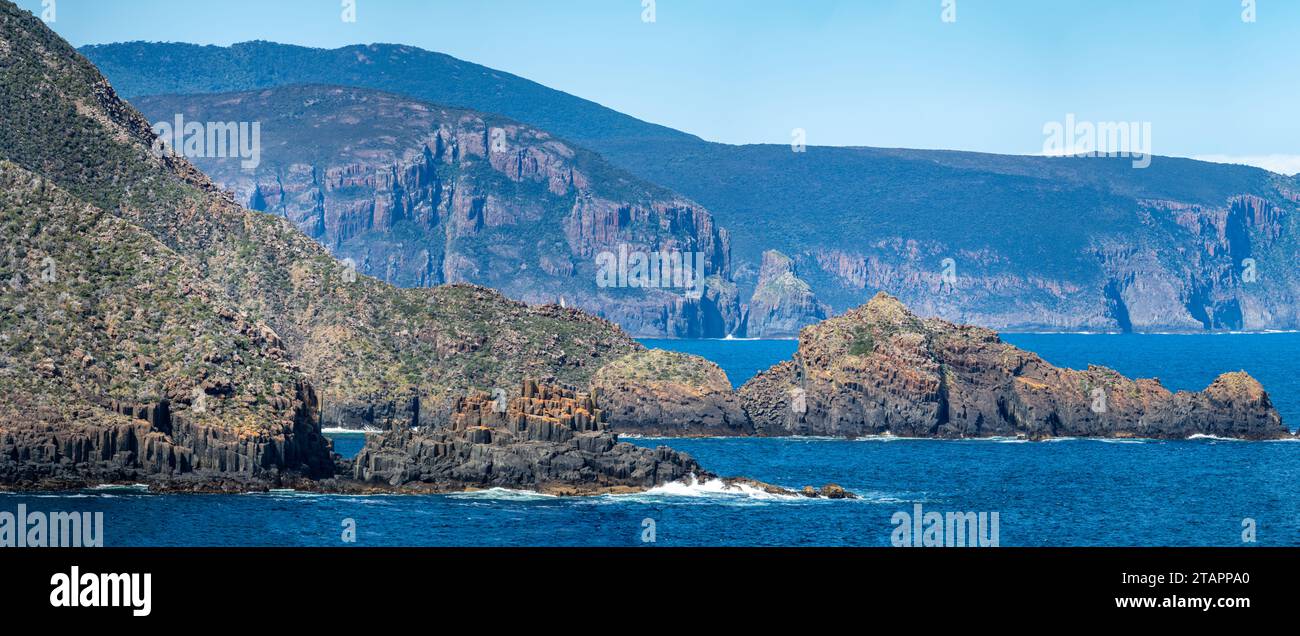 Colonne di roccia doleritica dell'età giurassica esposte lungo l'aspra costa rocciosa dell'Isola Bruny, Tasmania, Australia. Foto Stock