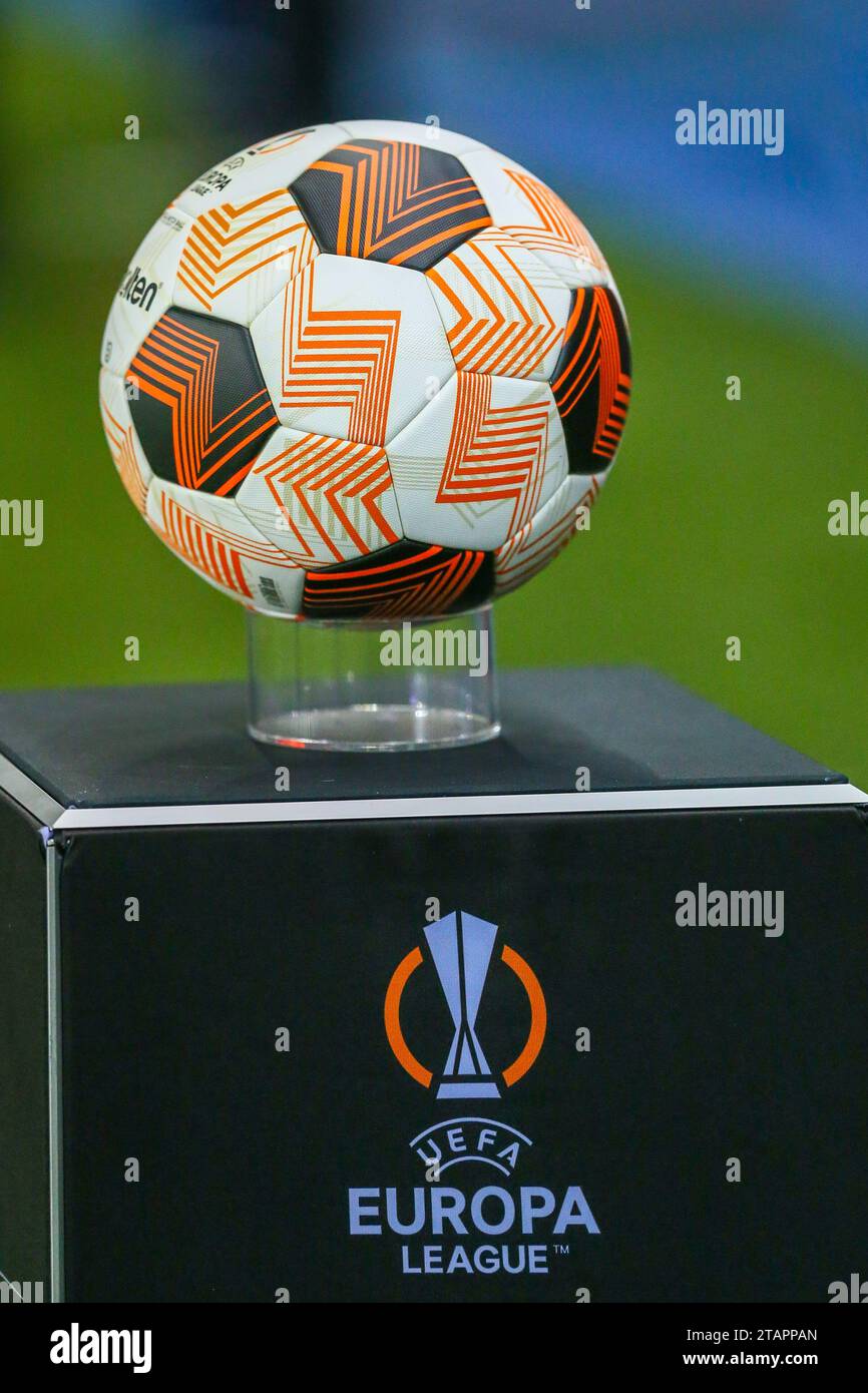 Calcio utilizzato dalla UEFA durante la partita di campionato Europa tra Rangers e Aris Limassol all'Ibrox Stadium, Glasgow, Scozia, Regno Unito Foto Stock