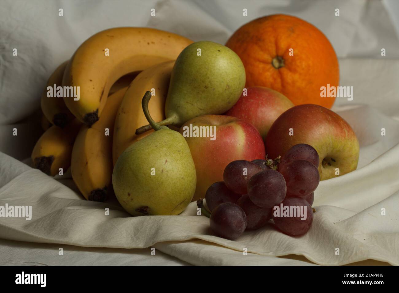 Natura morta di frutta su tessuto con frutta autunnale di stagione Foto Stock