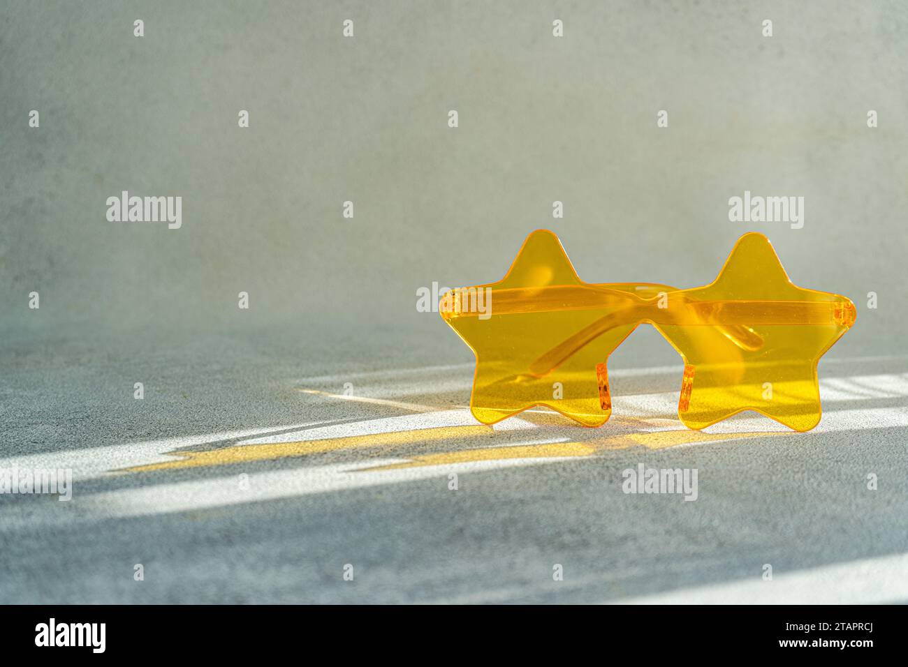 Decorazioni per feste di compleanno con bicchieri gialli a forma di stella e cappello a cono dorato Foto Stock