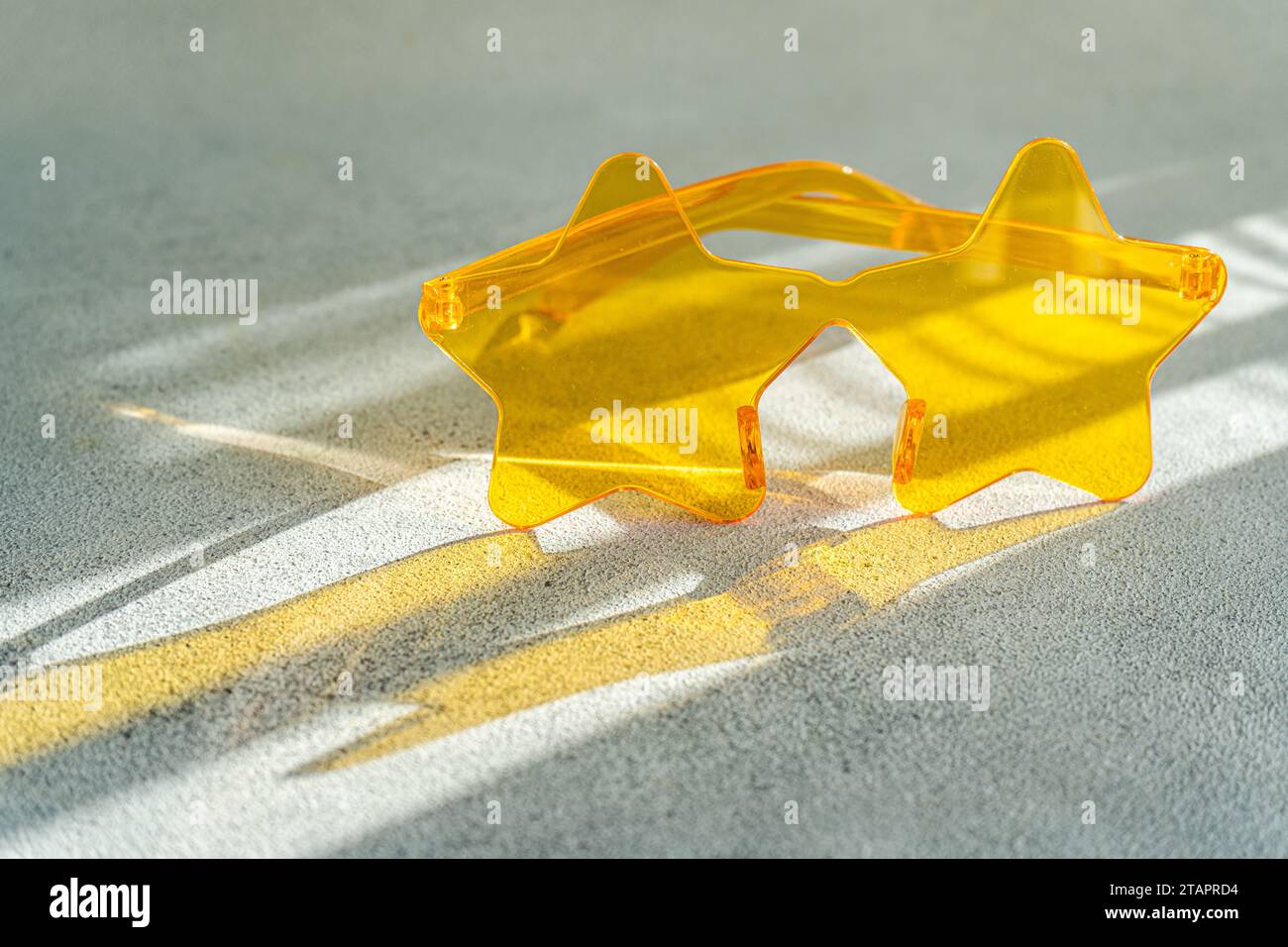 Decorazioni per feste di compleanno con bicchieri gialli a forma di stella e cappello a cono dorato Foto Stock