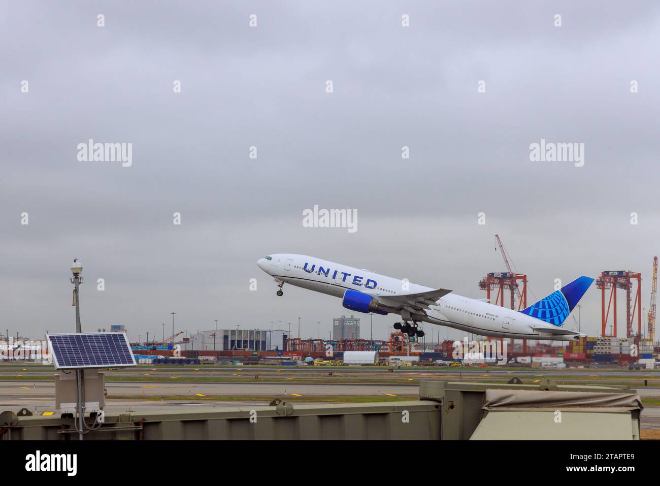 30 ottobre 2023 Newark NJ USA. Un aereo passeggeri United Airlines in partenza dall'aeroporto internazionale Liberty di Newark Foto Stock