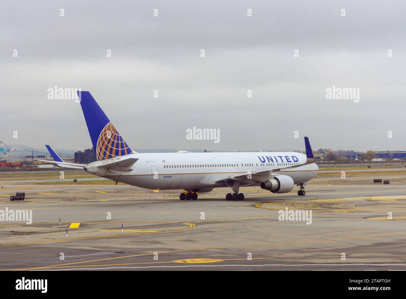30 ottobre 2023 Newark NJ USA. Aereo passeggeri United Airlines in pista in preparazione alla partenza all'aeroporto internazionale di Newark EWR Foto Stock