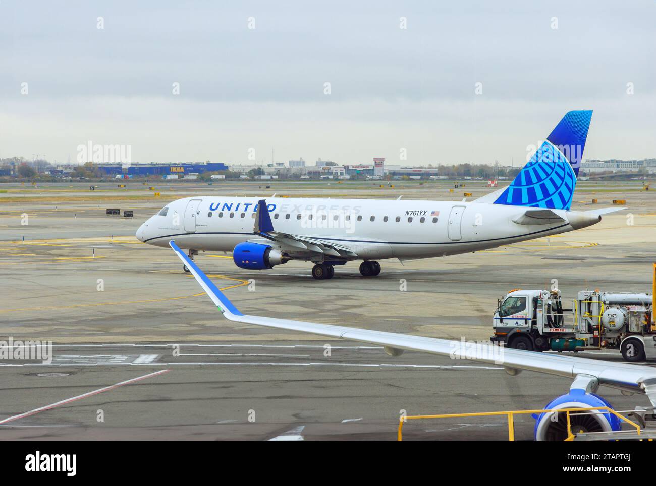 30 ottobre 2023 Newark NJ USA.Newark Aeroporto Internazionale EWR aereo passeggeri United Airlines sulla pista in preparazione alla partenza Foto Stock
