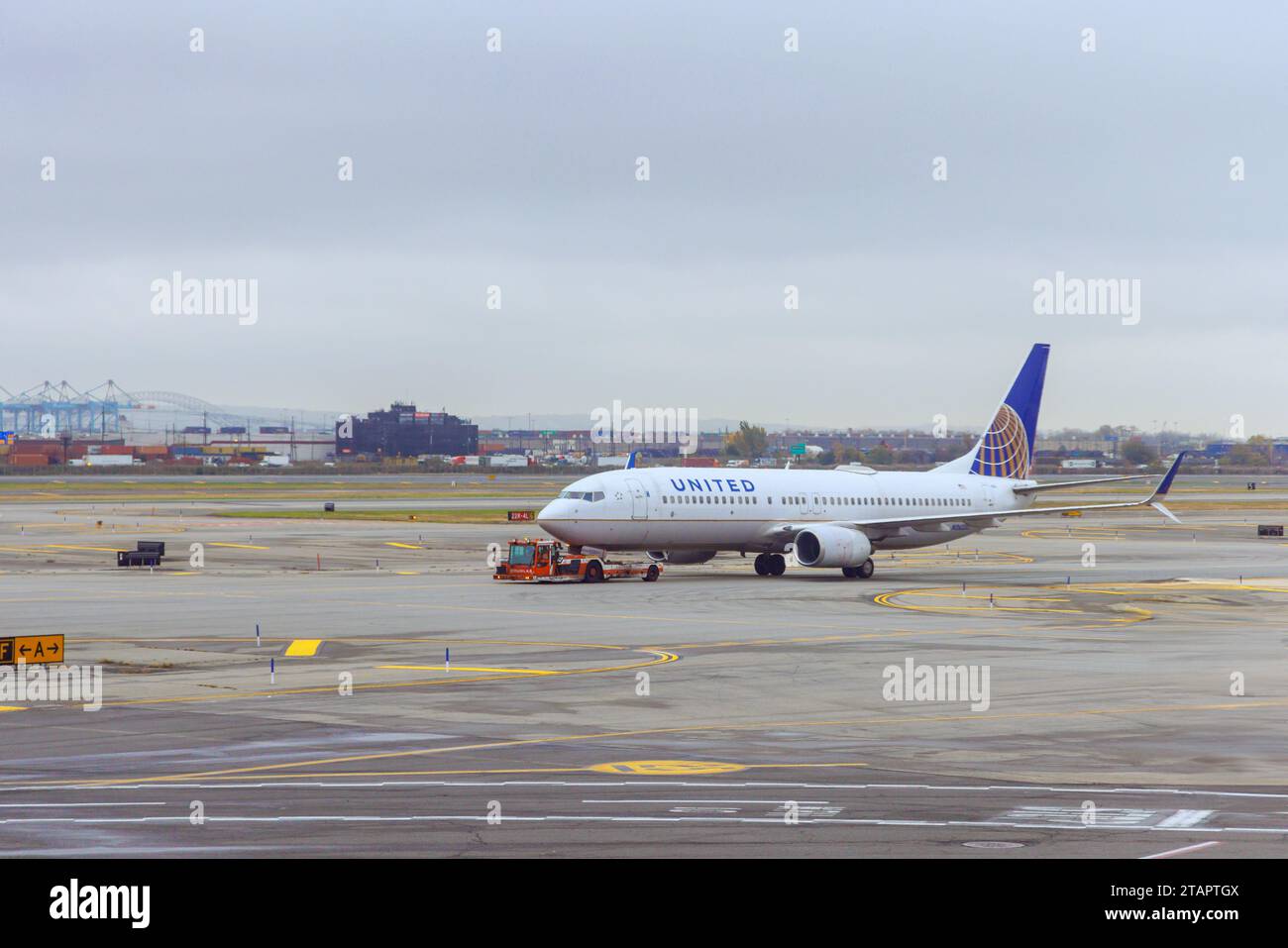 30 ottobre 2023 Newark NJ USA. Gli aeromobili passeggeri operati dalla United Airlines si stanno preparando per il decollo presso l'aeroporto internazionale Newark Liberty EWR Foto Stock