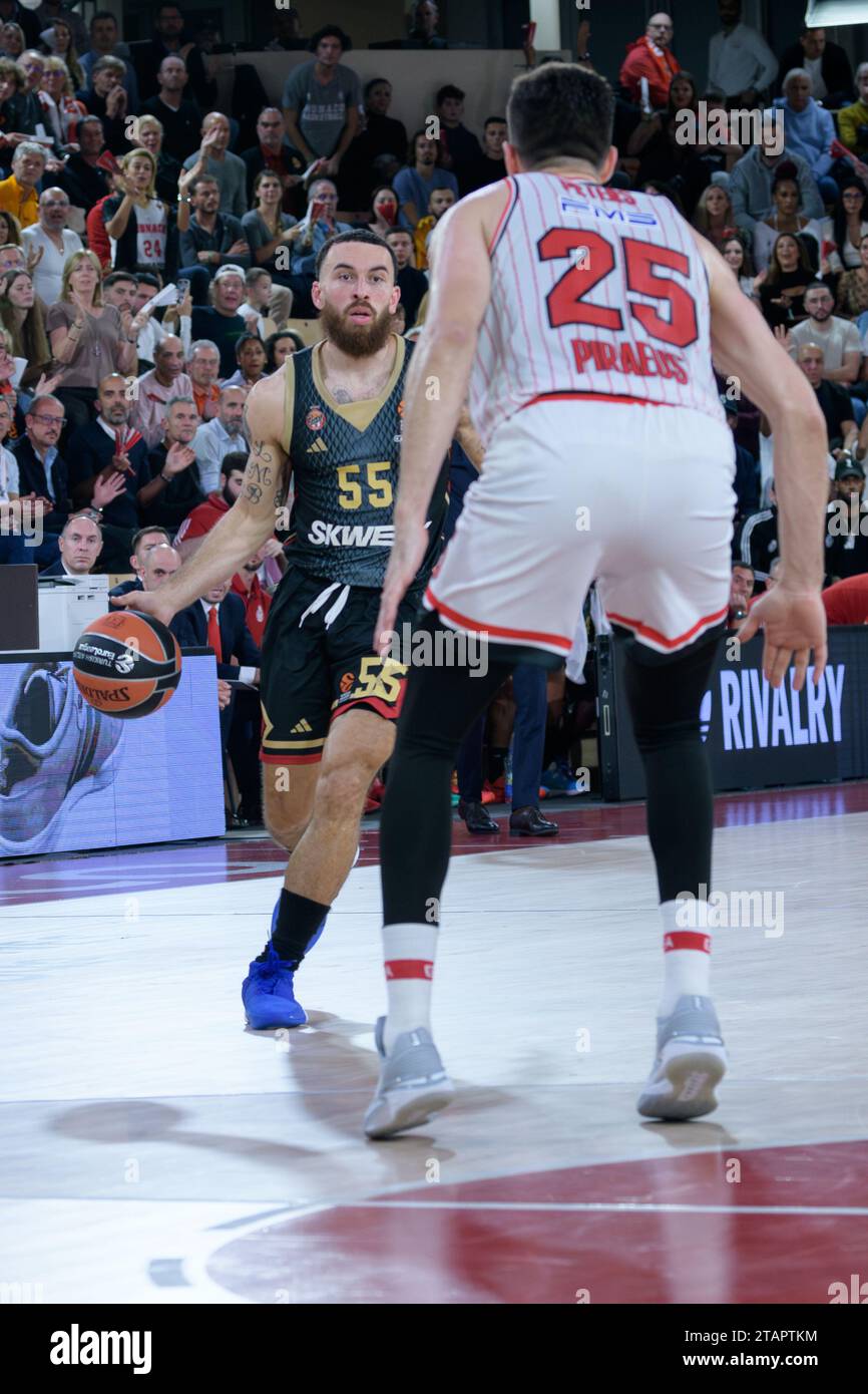 COME Monaco #55 Mike James e Olympiaco #25 Alec Peters sono visti in azione durante la partita Turkish Airlines Euroleague Round 11 tra AS Monaco e Olympiacos Pireo nella sala Gaston Medecin di Monaco. Punteggio finale; AS Monaco 85 : 77 Olympiakos. Foto Stock