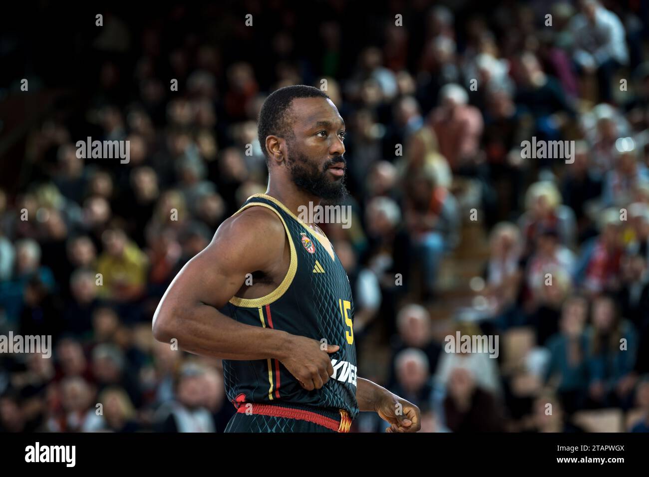 Monaco, Monaco. 30 novembre 2023. COME Monaco #15 Kemba Walker è visto in azione durante la partita Turkish Airlines Euroleague Round 11 tra AS Monaco e Olympiacos Pireo nella sala Gaston Medecin di Monaco. Punteggio finale; AS Monaco 85 : 77 Olympiakos. (Foto di Laurent Coust/SOPA Images/Sipa USA) credito: SIPA USA/Alamy Live News Foto Stock