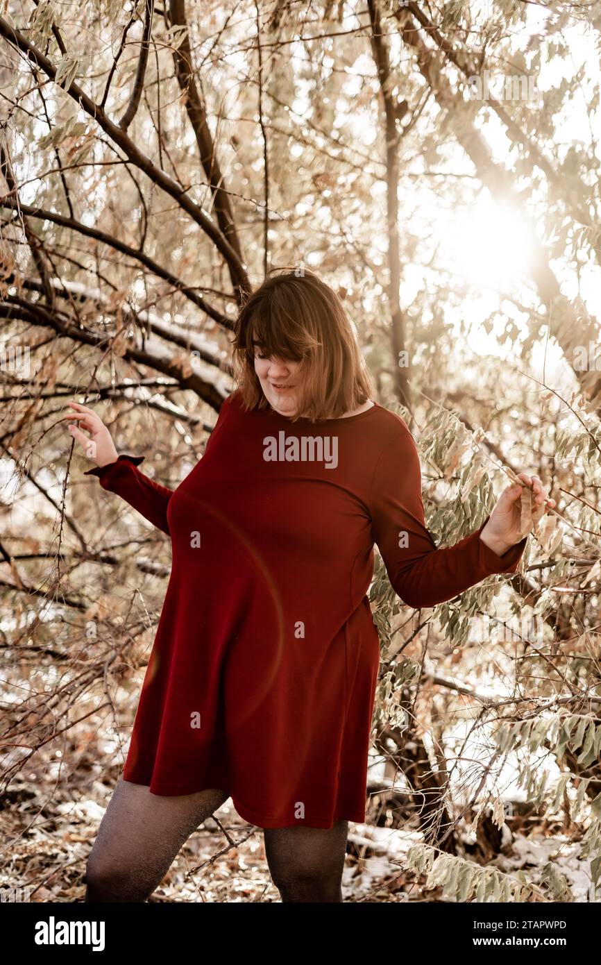 Abito rosso a manica lunga molto carino, modello femminile con bendini in pelo Bob corto Foto Stock