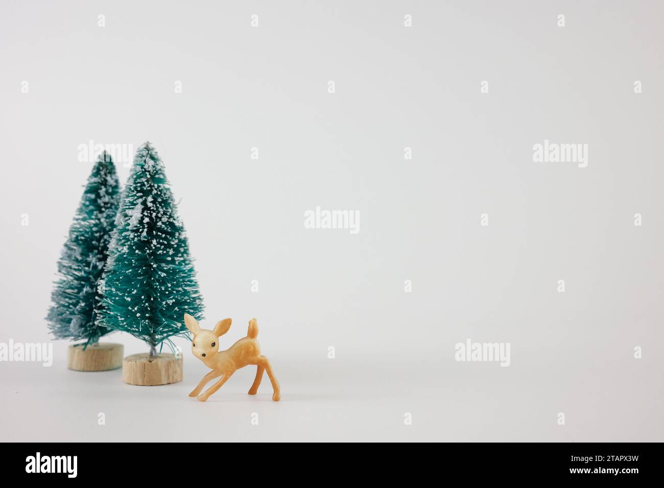 cervo con due alberi su sfondo bianco Foto Stock