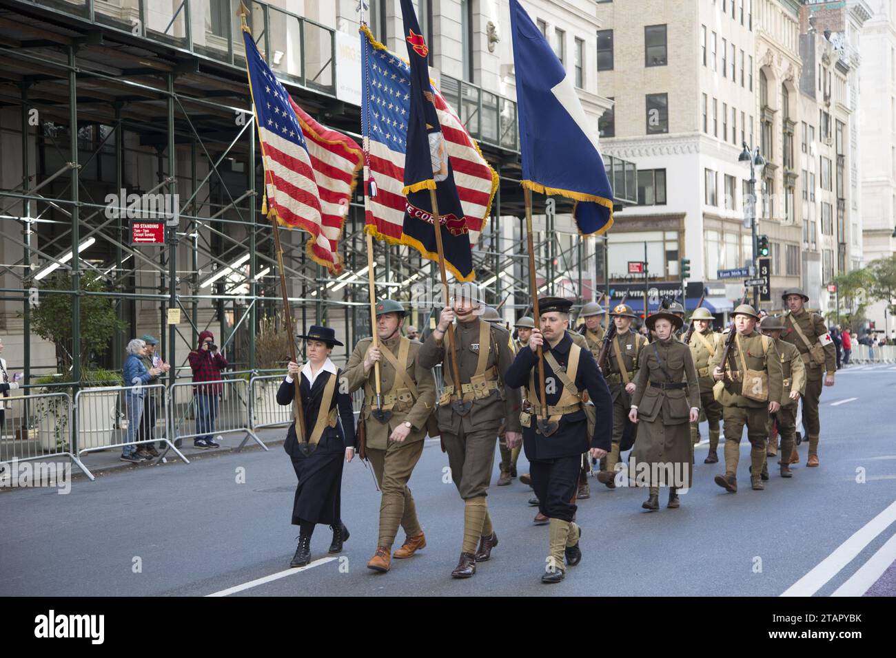 Decine di migliaia di persone marciarono nella New York City Veterans Day Parade lungo la 5th Avenue a Manhattan. Onorare i veterani della prima guerra mondiale. Foto Stock