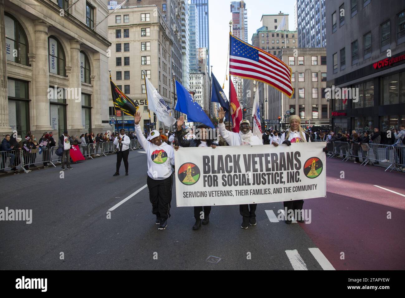 Decine di migliaia marciarono nella New York City Veterans Day Parade lungo la 5th Avenue a Manhattan. I membri dei veterani neri per la giustizia sociale (BVSJ) marciano nella parata. Foto Stock