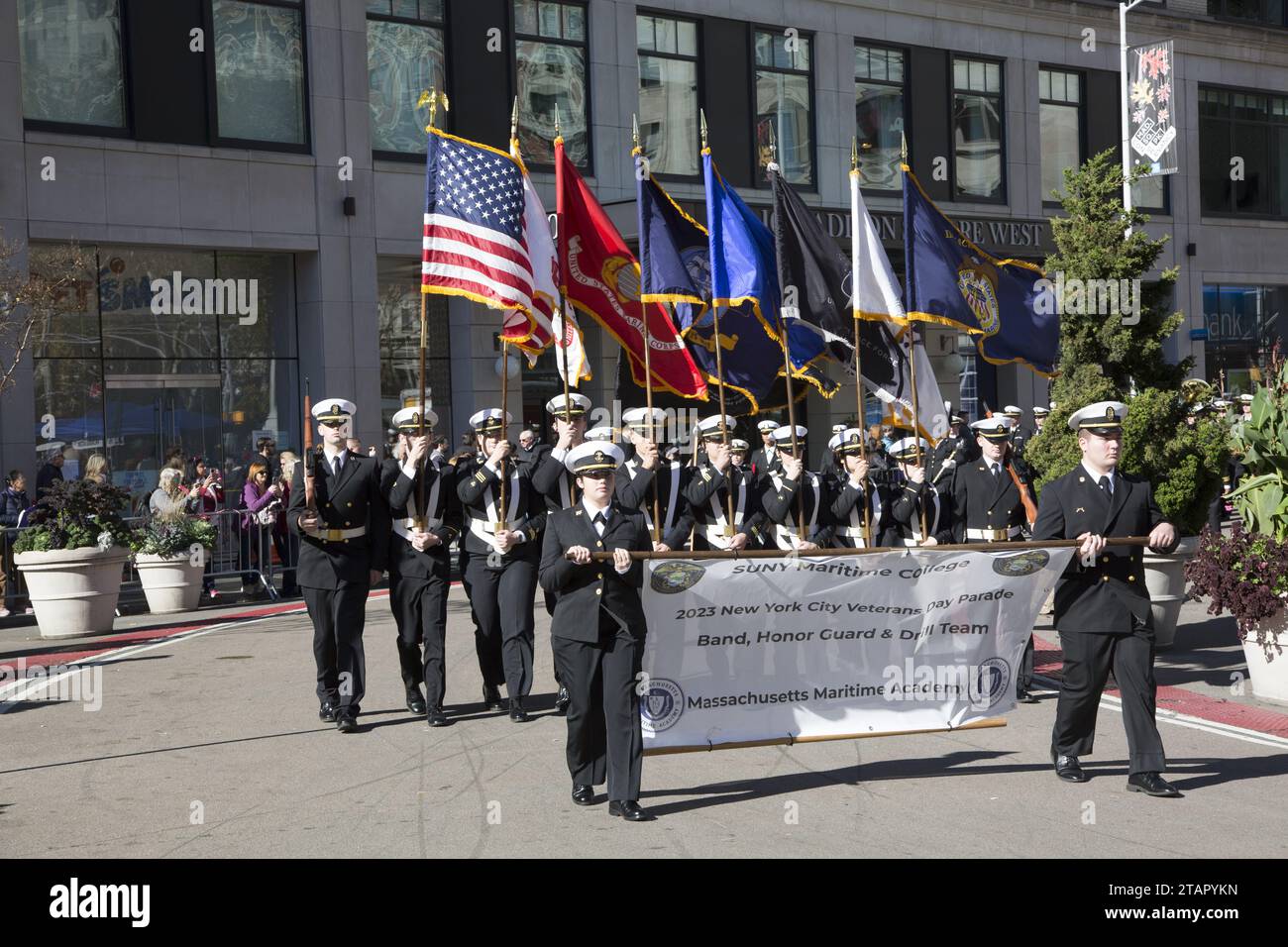 Decine di migliaia marciarono nella New York City Veterans Day Parade lungo la 5th Avenue a Manhattan. Foto Stock