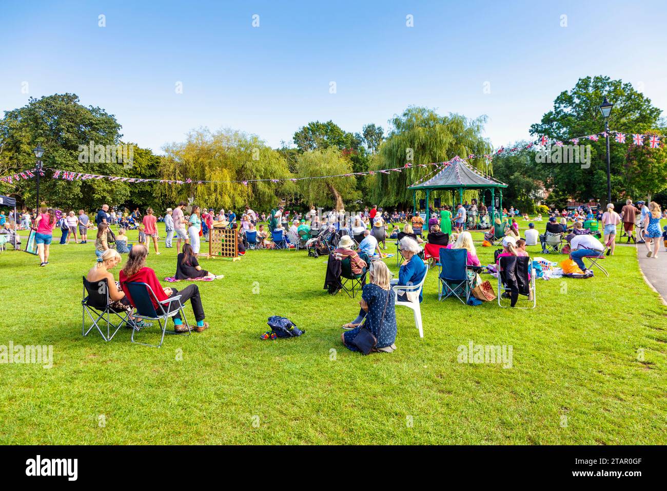 Gente al Gostrey Meadow per Music in the Meadow festival, Farnham, Inghilterra Foto Stock