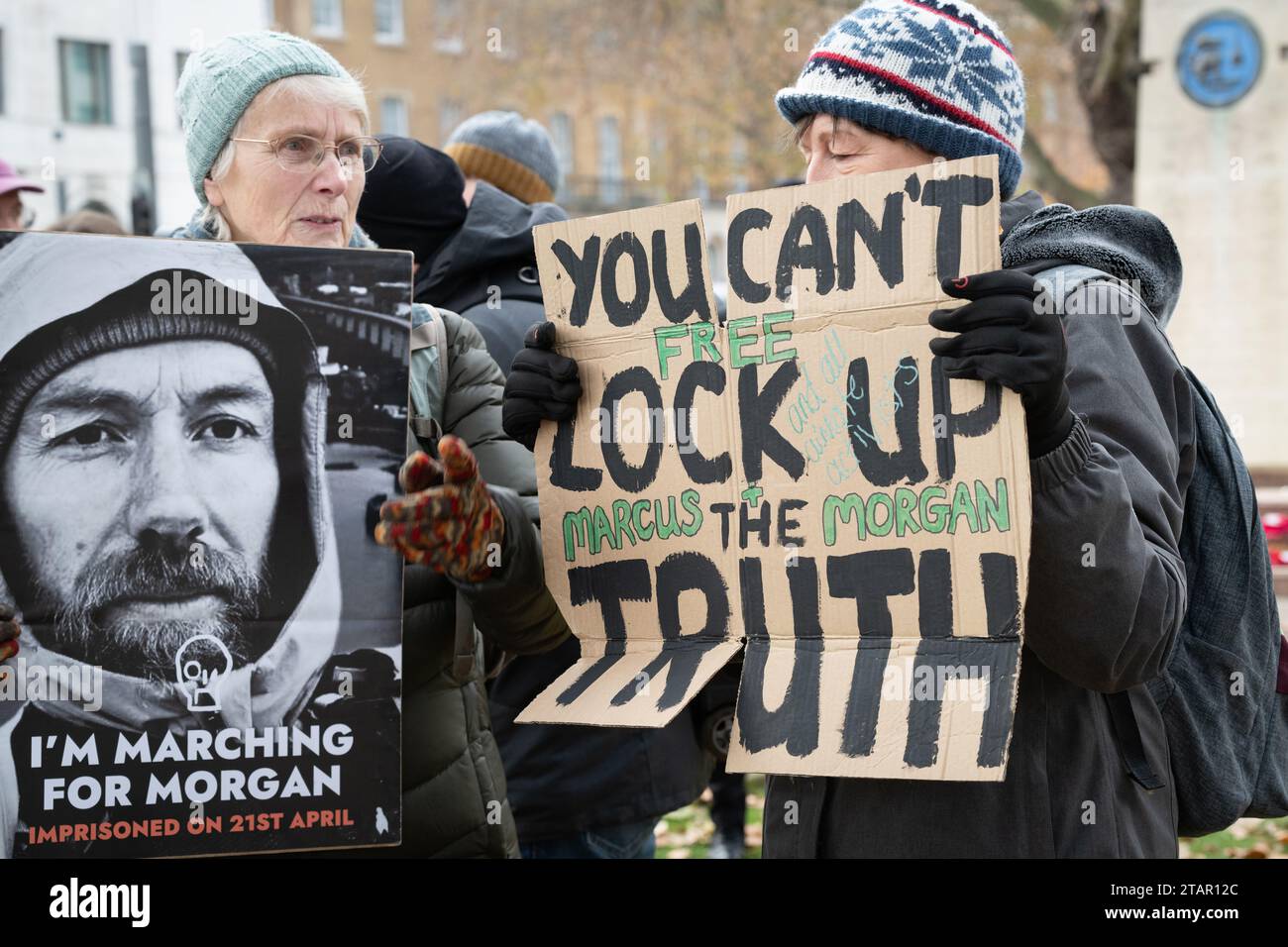 Londra, Regno Unito. 2 dicembre 2023. Gli attivisti per il clima di Just Stop Oil (JSO) si radunano fuori dalla sede centrale della polizia metropolitana a New Scotland Yard prima di marciare verso la Corte Suprema in solidarietà con gli attivisti imprigionati o rimandati in carcere per essersi opposti pacificamente all'espansione dell'estrazione di combustibili fossili. Crediti: Ron Fassbender/Alamy Live News Foto Stock