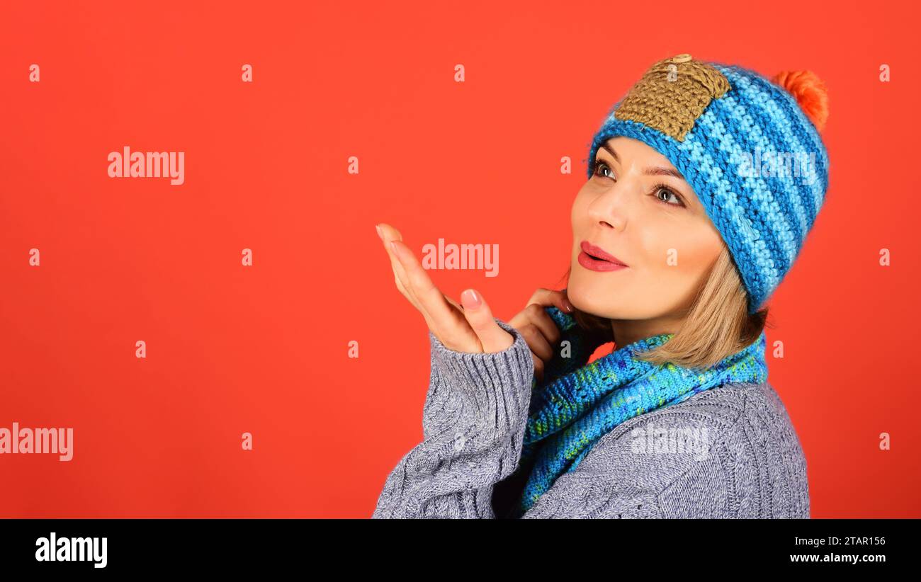 Moda femminile autunno o inverno. Donna sorridente con maglione a maglia, cappello e sciarpa. Bella ragazza con trucco perfetto e pelle limpida in abiti caldi Foto Stock