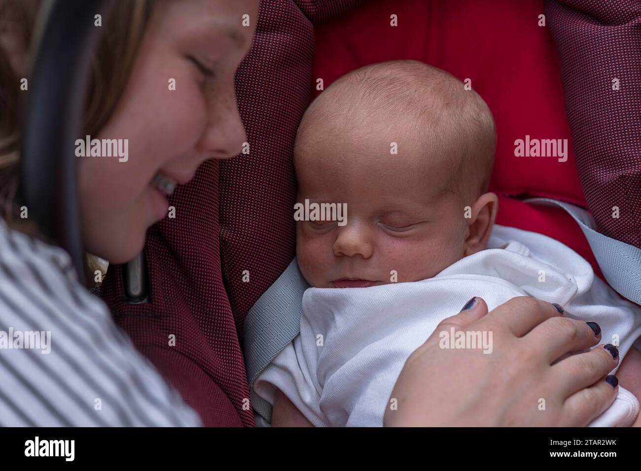 Bambina di 10 anni, con suo nipote neonato, Meclemburgo-Vorpommern, Germania Foto Stock