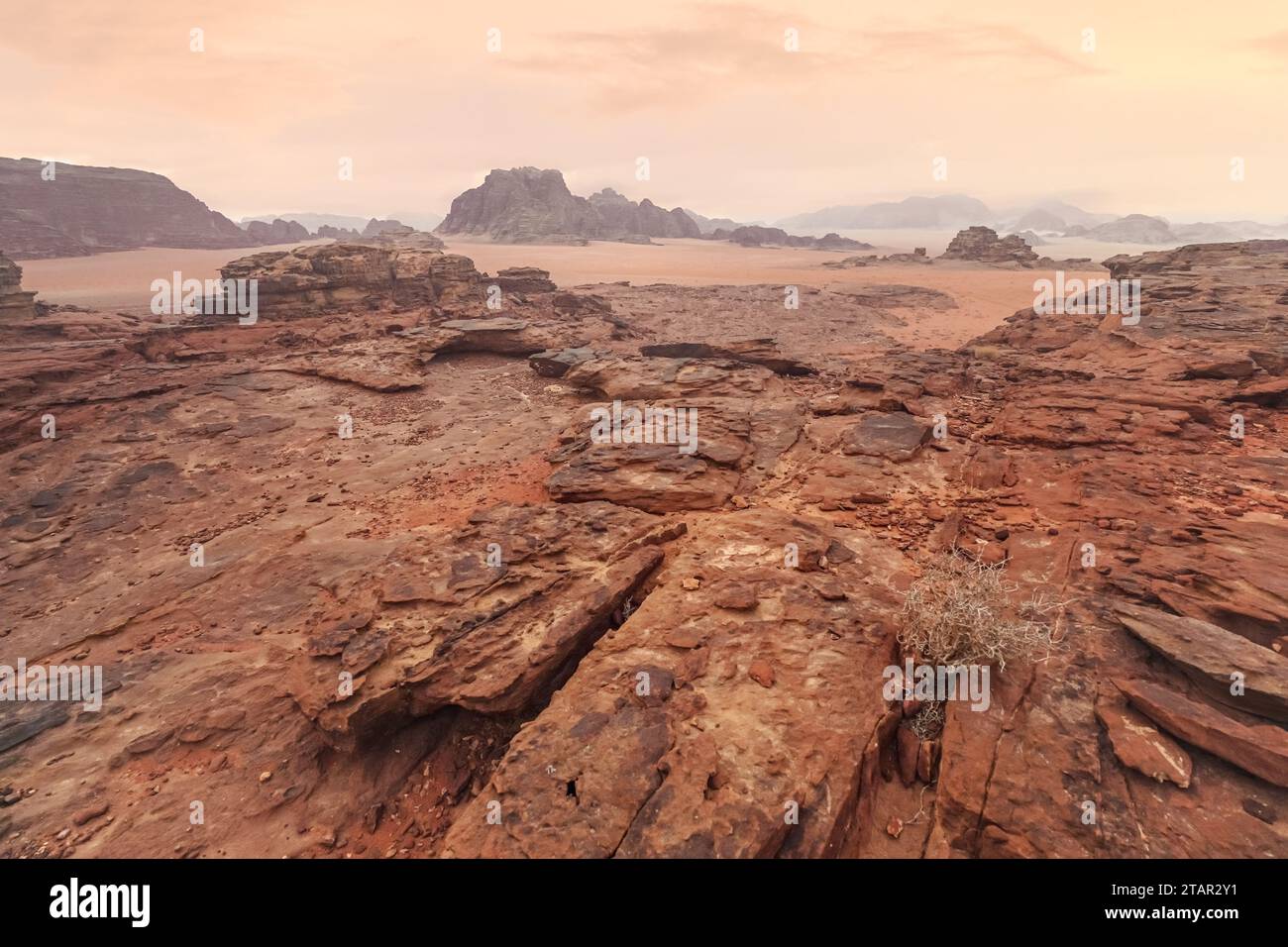 Rosso arancio Marte come paesaggio in Giordania Wadi Rum deserto, montagne sfondo, sovrastato mattina. Questa località è stata utilizzata come set per molte ficti di scienza Foto Stock
