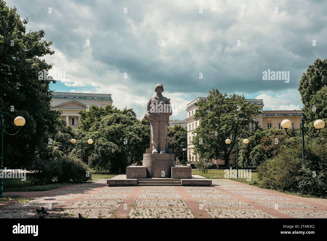 Splendida vista del monumento alla pista di battaglia da Lenino a Berlino, storica terra di Varsavia in Polonia, Skwer Wiezniow Politycznych Stalinizmu Foto Stock