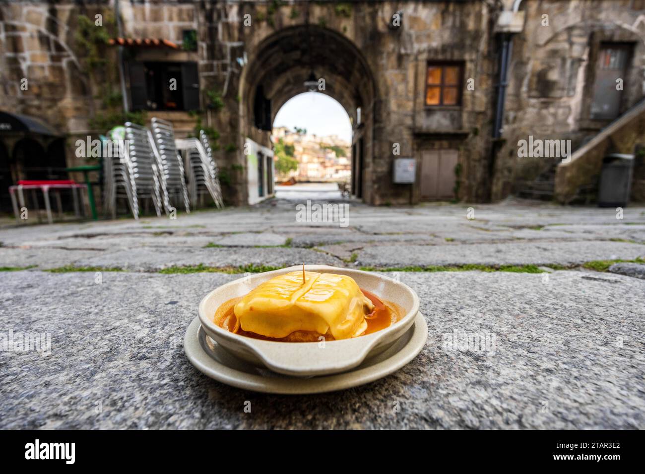 Ottima vista del francesinha tipico piatto originario di Porto, fatto con strati di pane tostato e affettati caldi assortiti come arrosto, bistecca, stagionato a umido Foto Stock