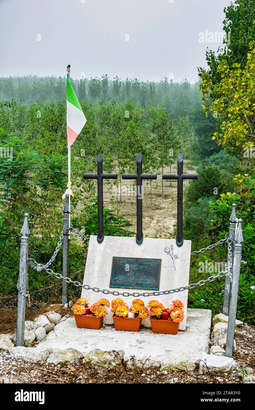 Memoriale a 3 persone uccise dai tedeschi durante la seconda guerra mondiale, Felonica, Emilia-Romagna, Italia Foto Stock