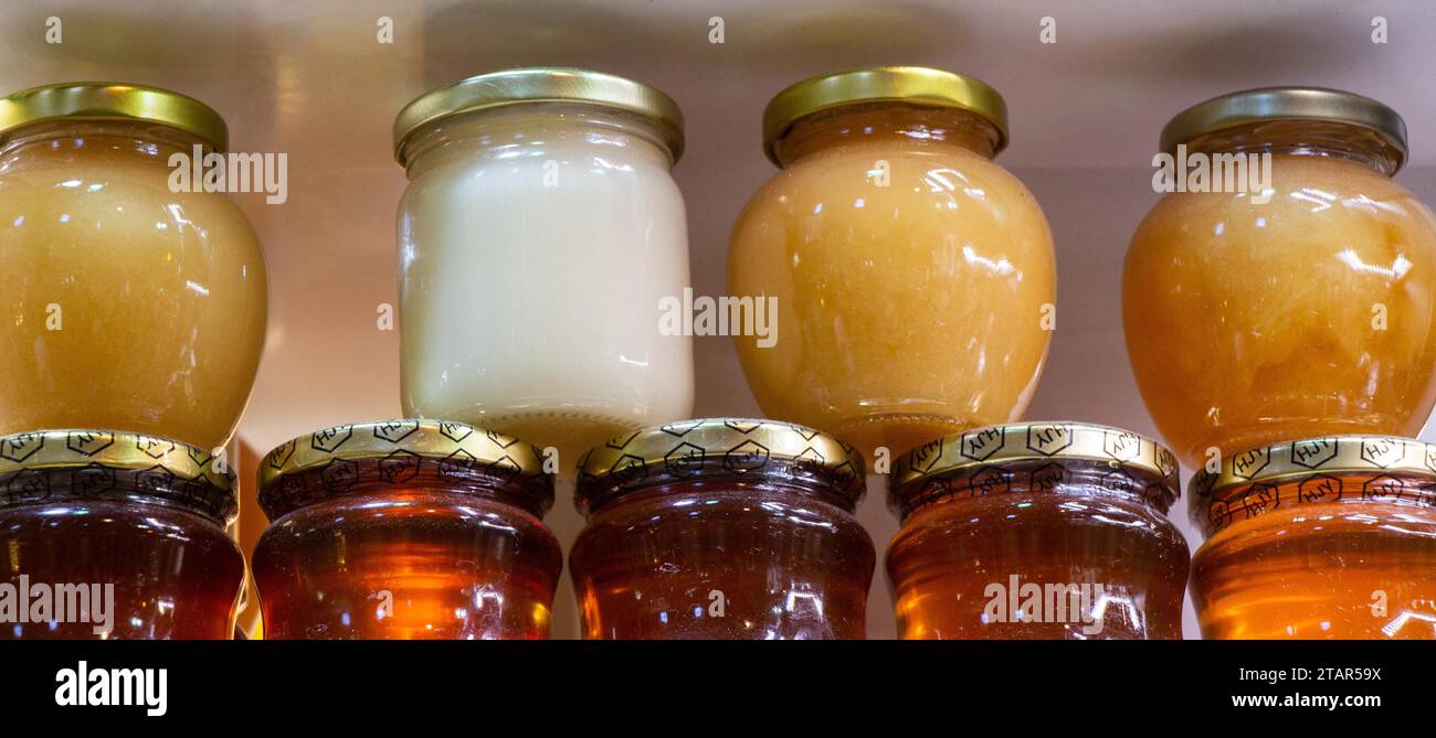 Barattoli di miele fresco come delizioso ingrediente nutriente Foto Stock