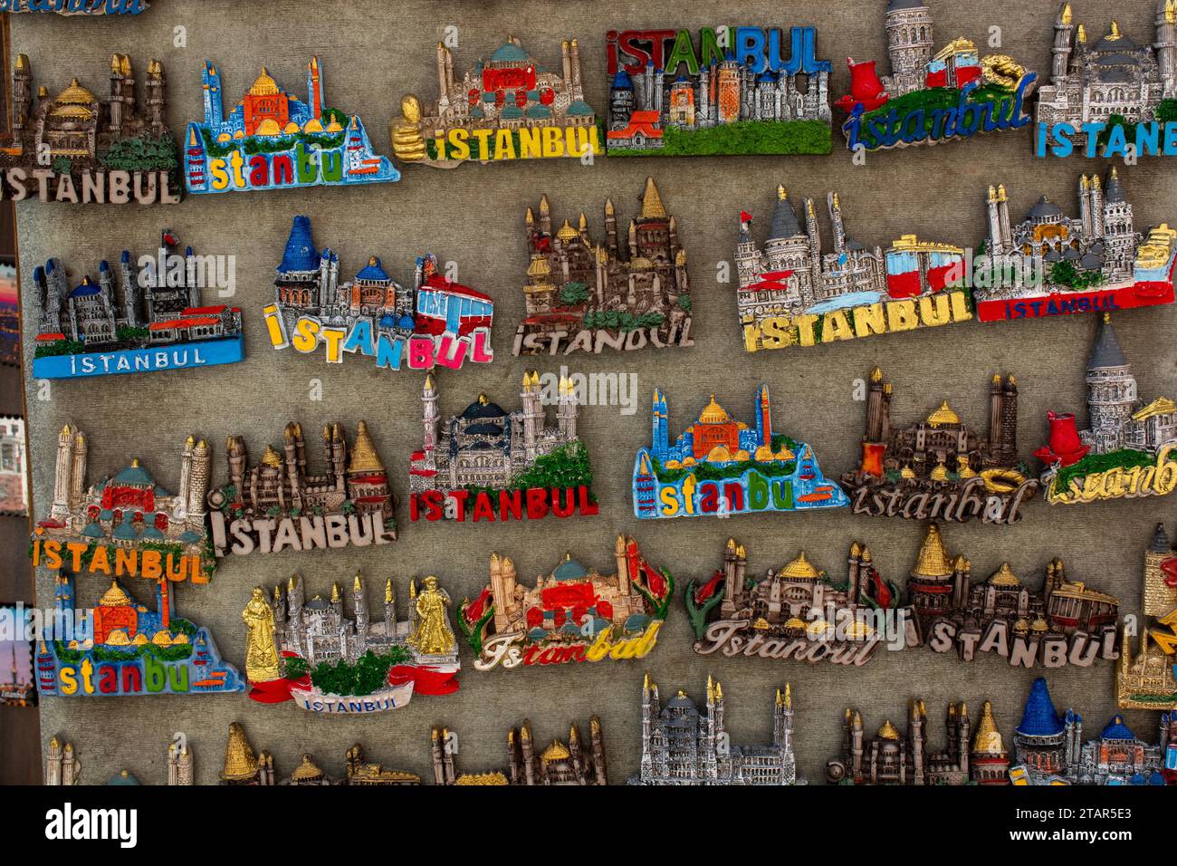Souvenir con luoghi di interesse popolare di istanbul su magneti colorati Foto Stock