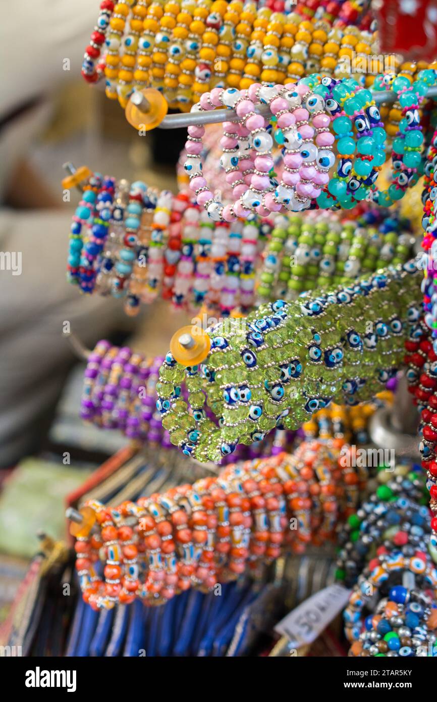 Beautiful perle colorate di bracciale di vario tipo e colore Foto Stock