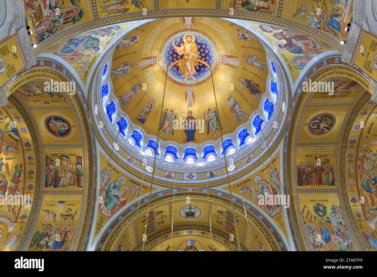 Tempio di San Sava all'interno, mosaici dorati, cupola del tempio Foto Stock